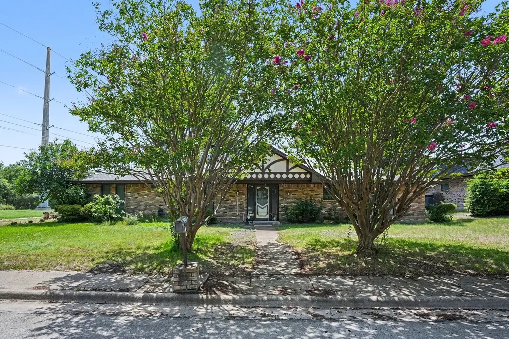1215 Thunderbrook Drive Desoto TX 75115