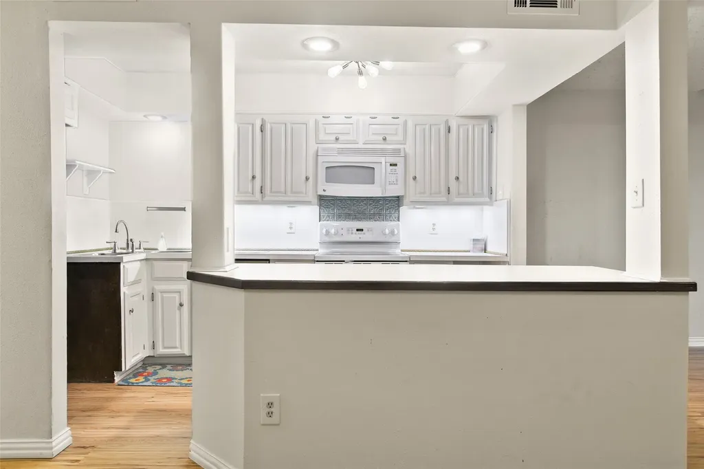 3195 Golden Oak Court Farmers Branch TX 75234