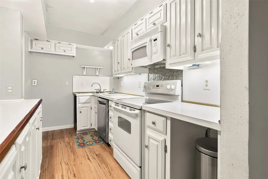 3195 Golden Oak Court Farmers Branch TX 75234