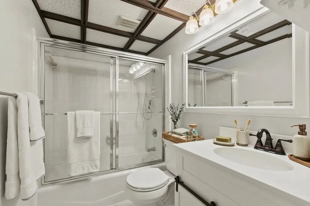 3195 Golden Oak Court Farmers Branch TX 75234