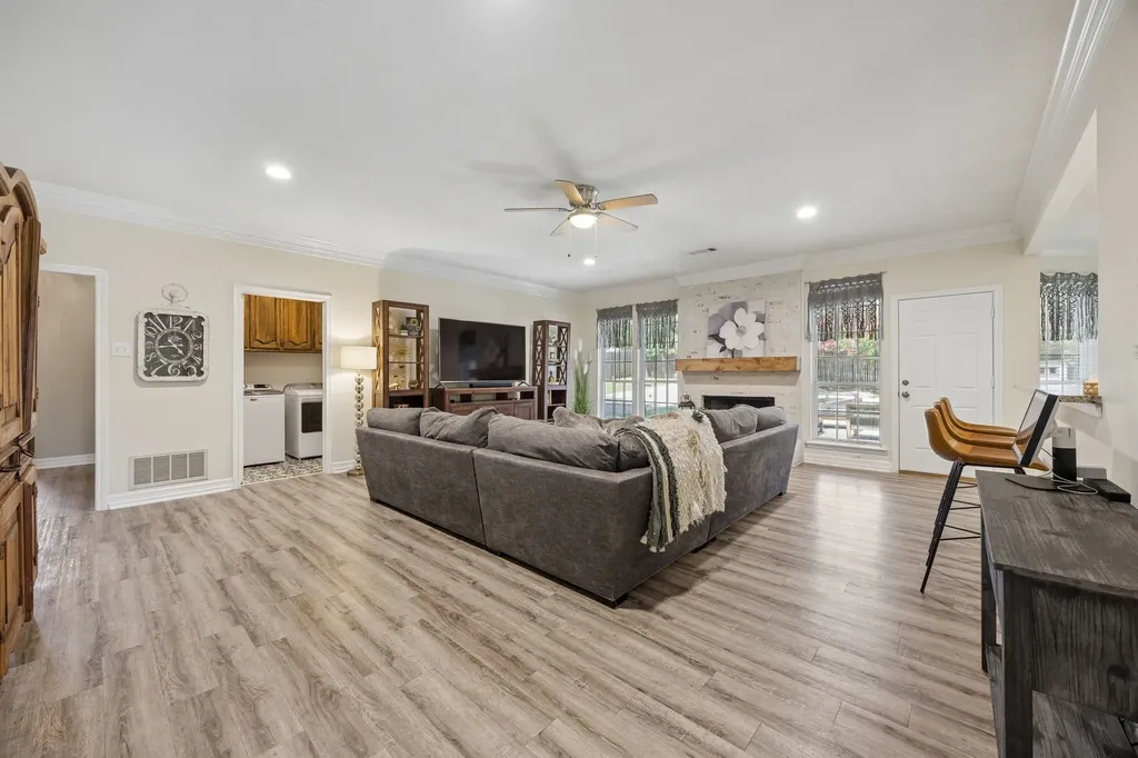 729 Herman Drive Hurst TX 76054
