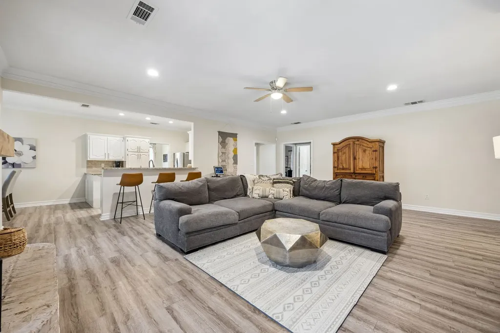 729 Herman Drive Hurst TX 76054