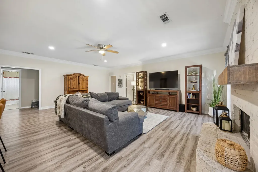 729 Herman Drive Hurst TX 76054