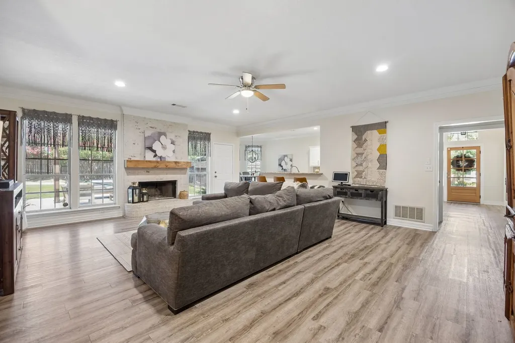 729 Herman Drive Hurst TX 76054