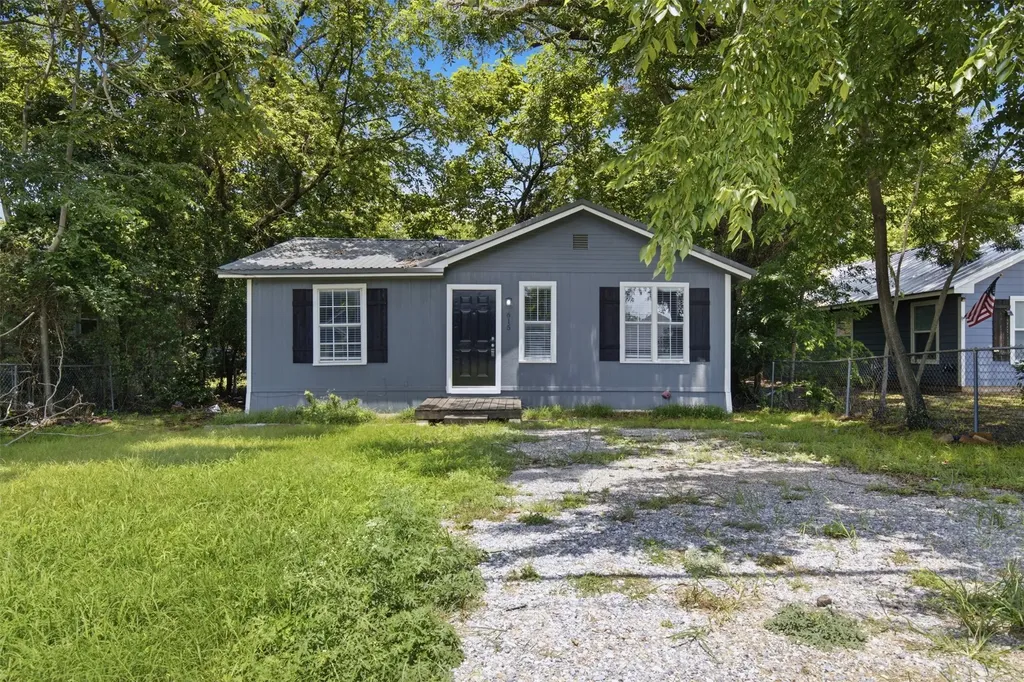 615 W Coffin Street Denison TX 75020