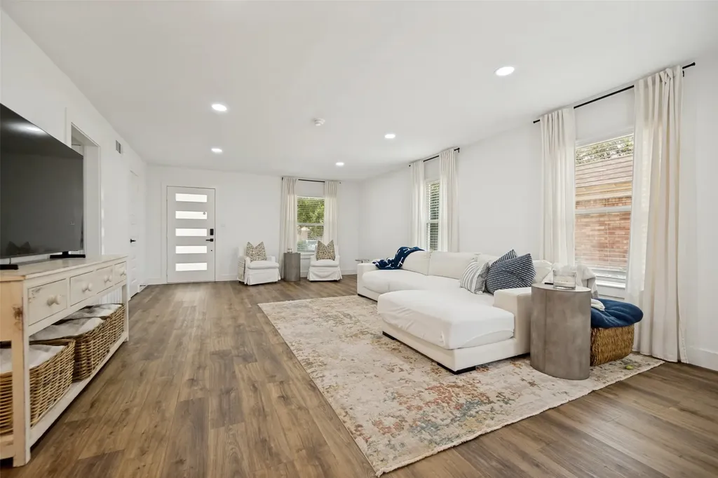10229 San Juan Avenue Dallas TX 75228