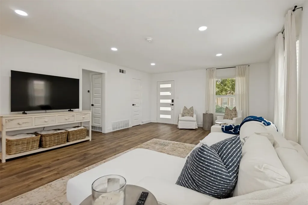 10229 San Juan Avenue Dallas TX 75228