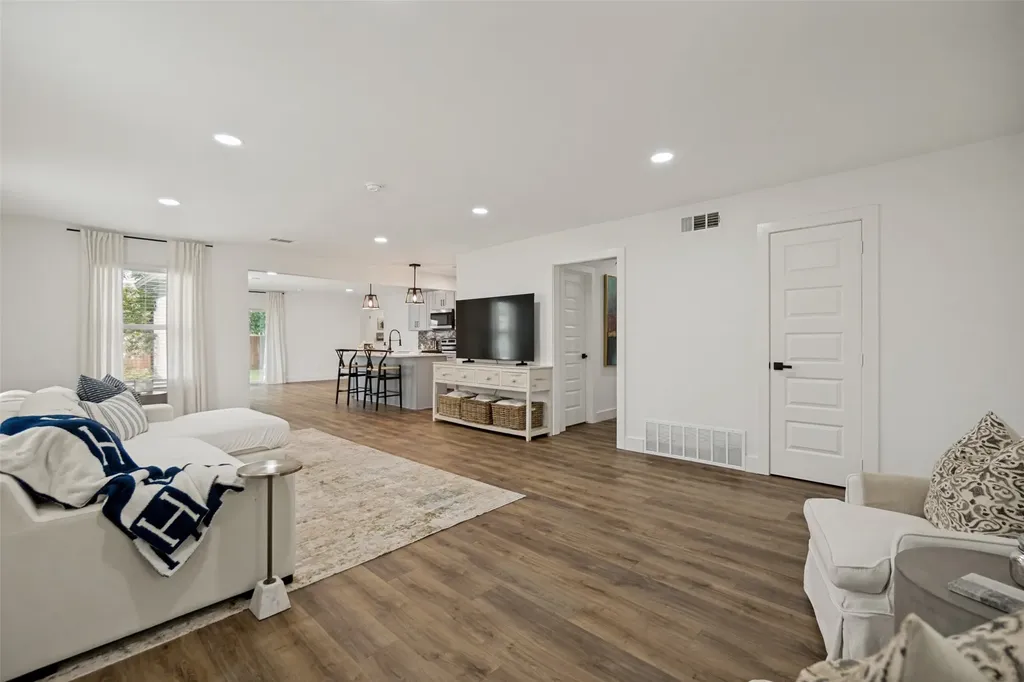 10229 San Juan Avenue Dallas TX 75228