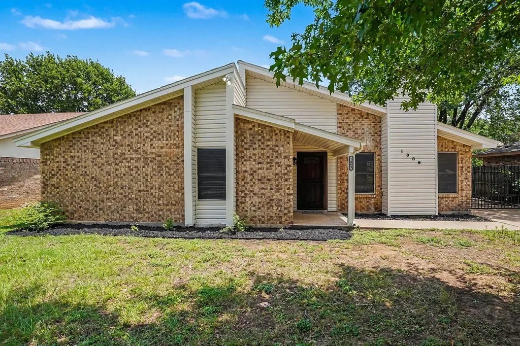 1009 Blue Carriage Lane N Fort Worth TX 76120