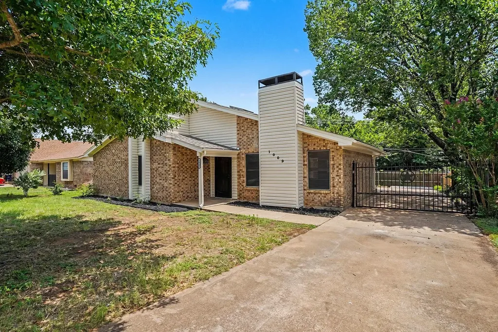 1009 Blue Carriage Lane N Fort Worth TX 76120