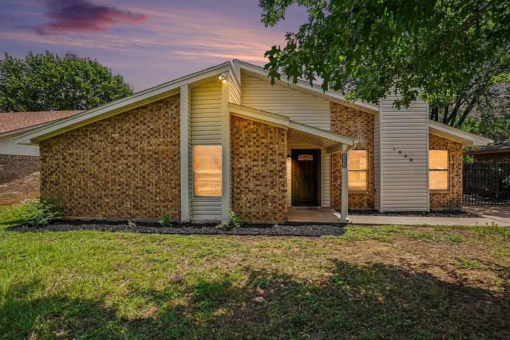 1009 Blue Carriage Lane N Fort Worth TX 76120