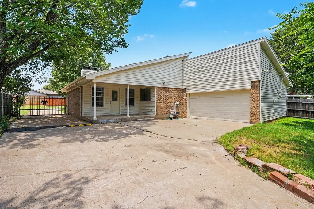 1009 Blue Carriage Lane N Fort Worth TX 76120