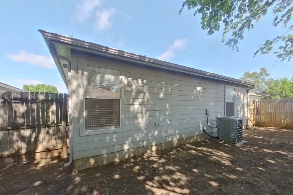 10525 Flamewood Drive Fort Worth TX 76140