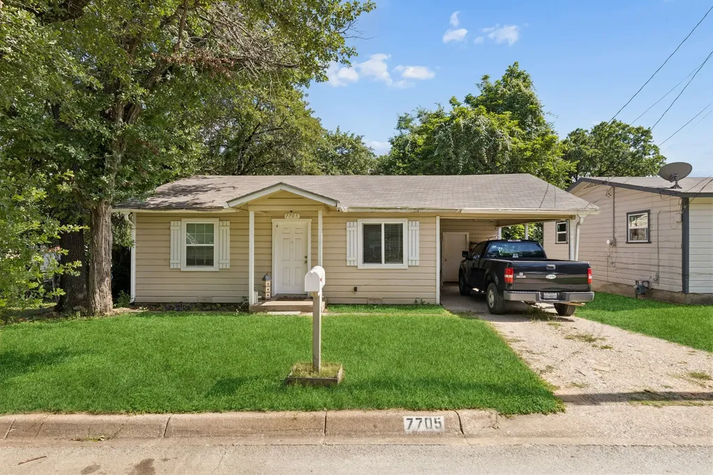 7705 Navajo Trail Lake Worth TX 76135
