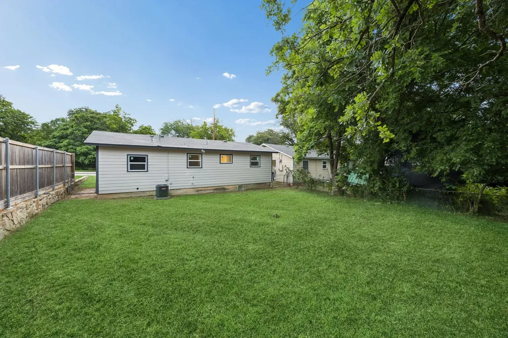 7705 Navajo Trail Lake Worth TX 76135