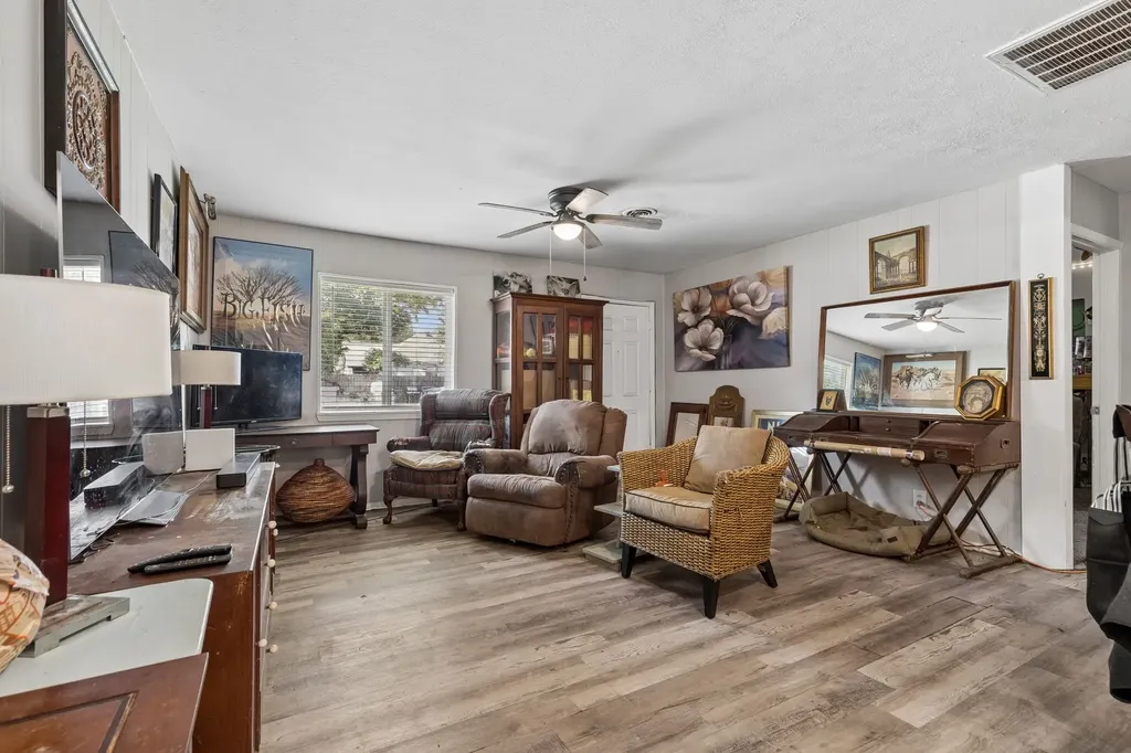 7705 Navajo Trail Lake Worth TX 76135