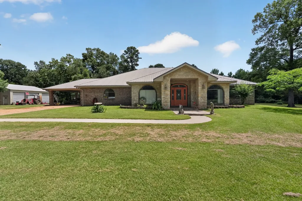400,401 Third Street Queen City TX 75572
