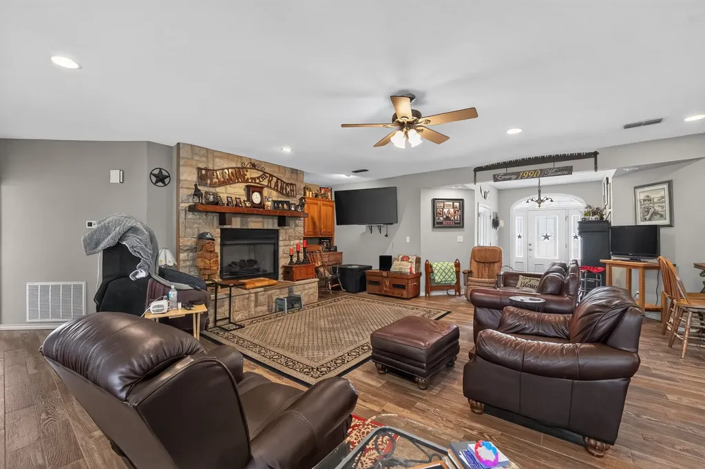 400,401 Third Street Queen City TX 75572