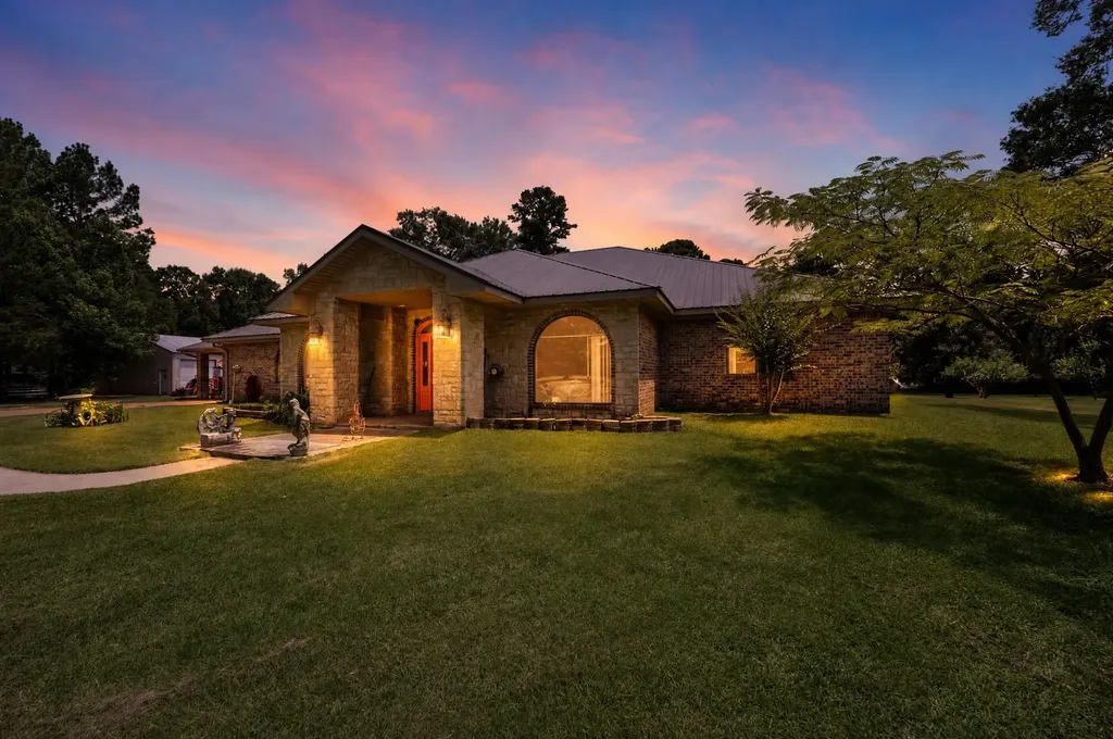 400,401 Third Street Queen City TX 75572