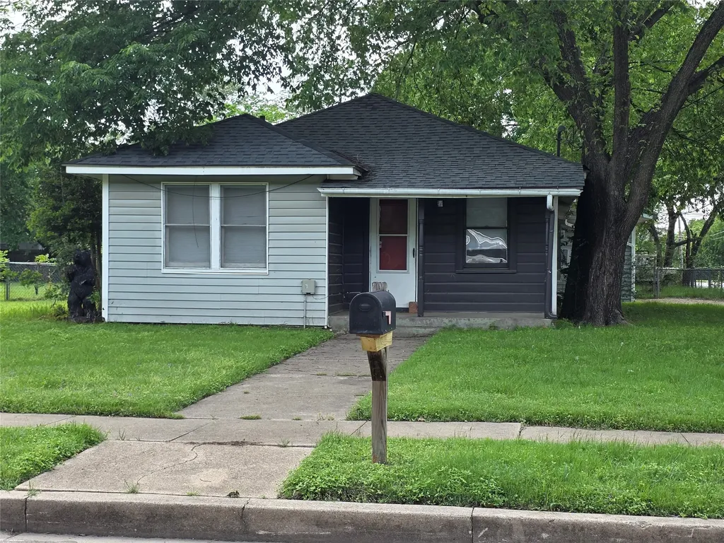1315 N Robinson Street Cleburne TX 76031