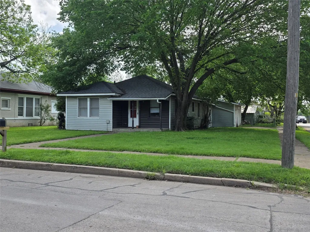 1315 N Robinson Street Cleburne TX 76031