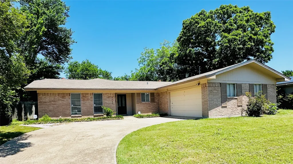 4720 South Drive W Fort Worth TX 76132