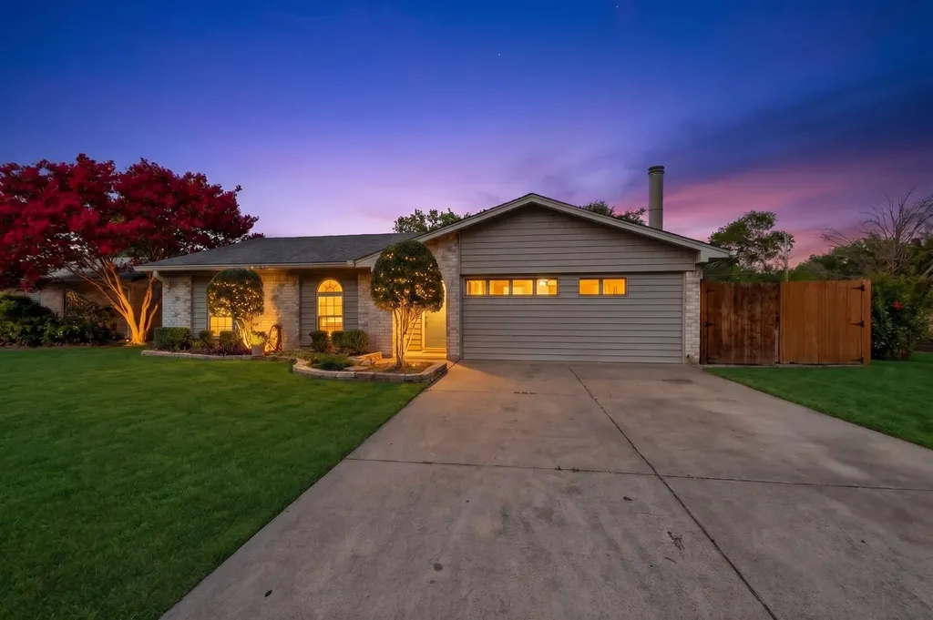2041 Hemlock Drive Haltom City TX 76117