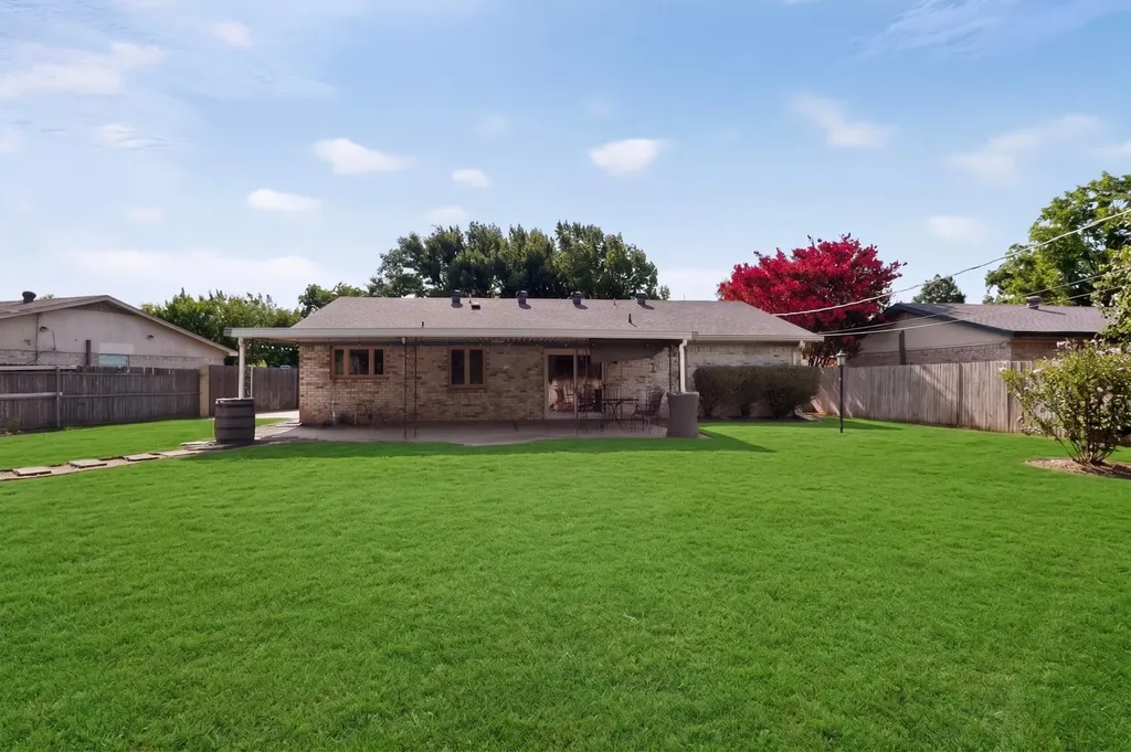2041 Hemlock Drive Haltom City TX 76117