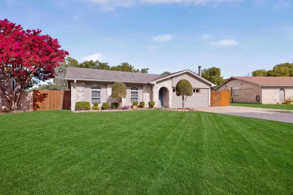 2041 Hemlock Drive Haltom City TX 76117