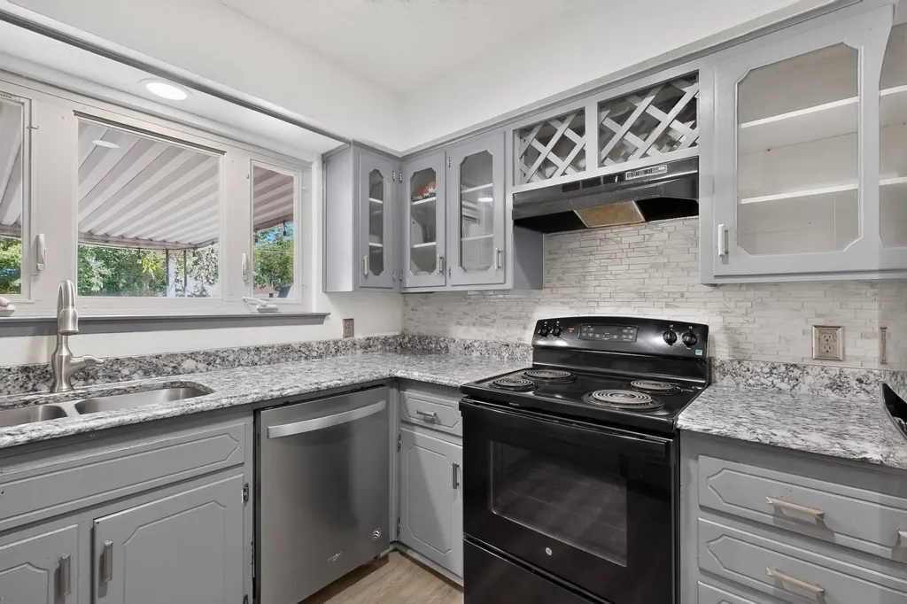 2041 Hemlock Drive Haltom City TX 76117