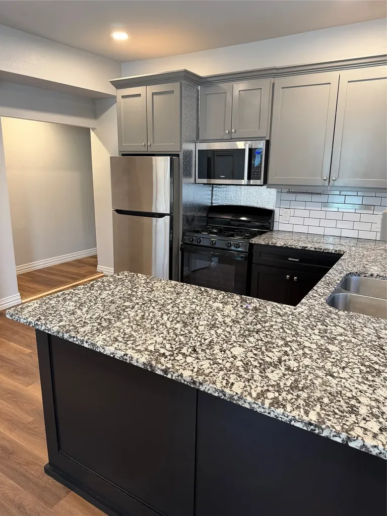 106 W Hull Street Denison TX 75021