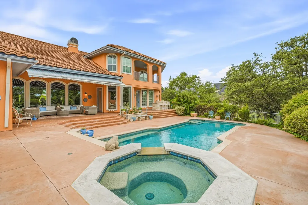 2002 W Emerald Bend Court Granbury TX 76049