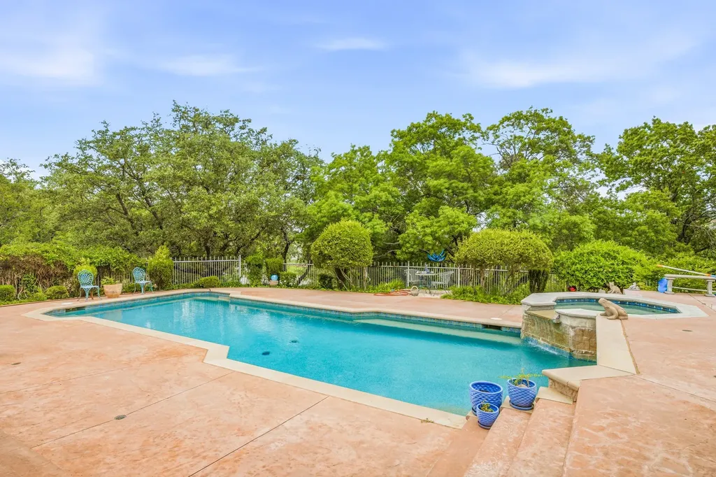 2002 W Emerald Bend Court Granbury TX 76049