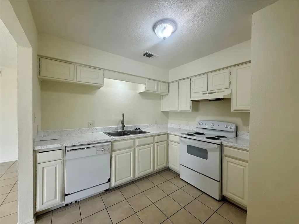 2057 W Walnut Street Garland TX 75042