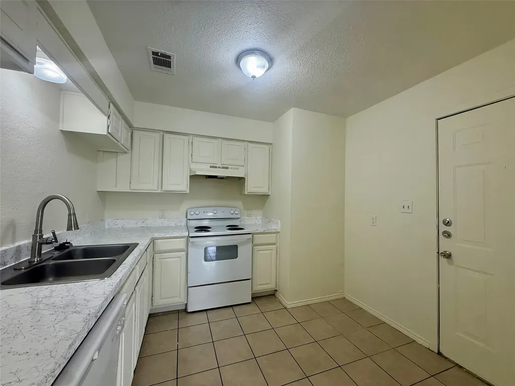 2057 W Walnut Street Garland TX 75042