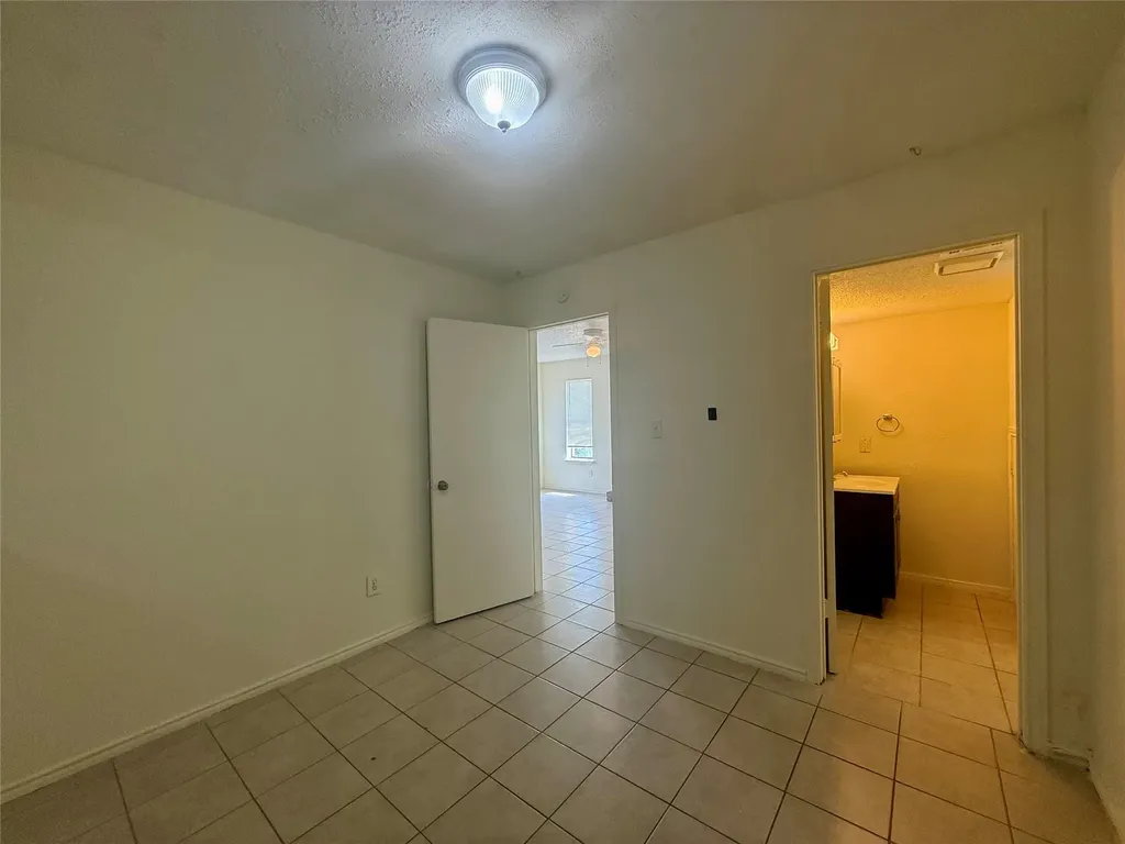 2057 W Walnut Street Garland TX 75042