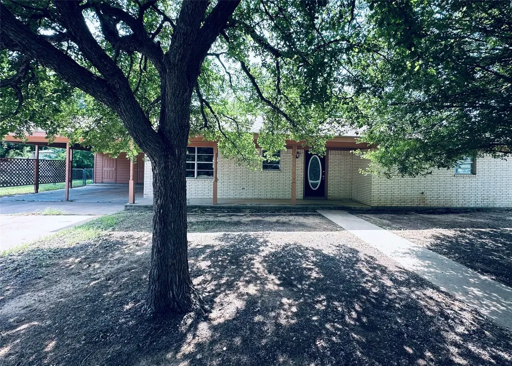 303 N Victor Street Comanche TX 76442