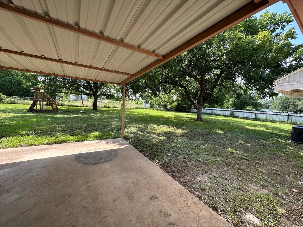 303 N Victor Street Comanche TX 76442