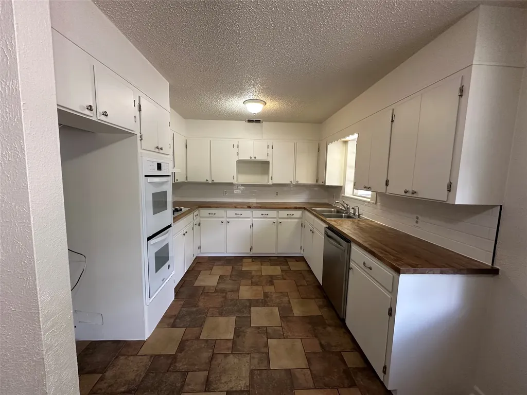 303 N Victor Street Comanche TX 76442