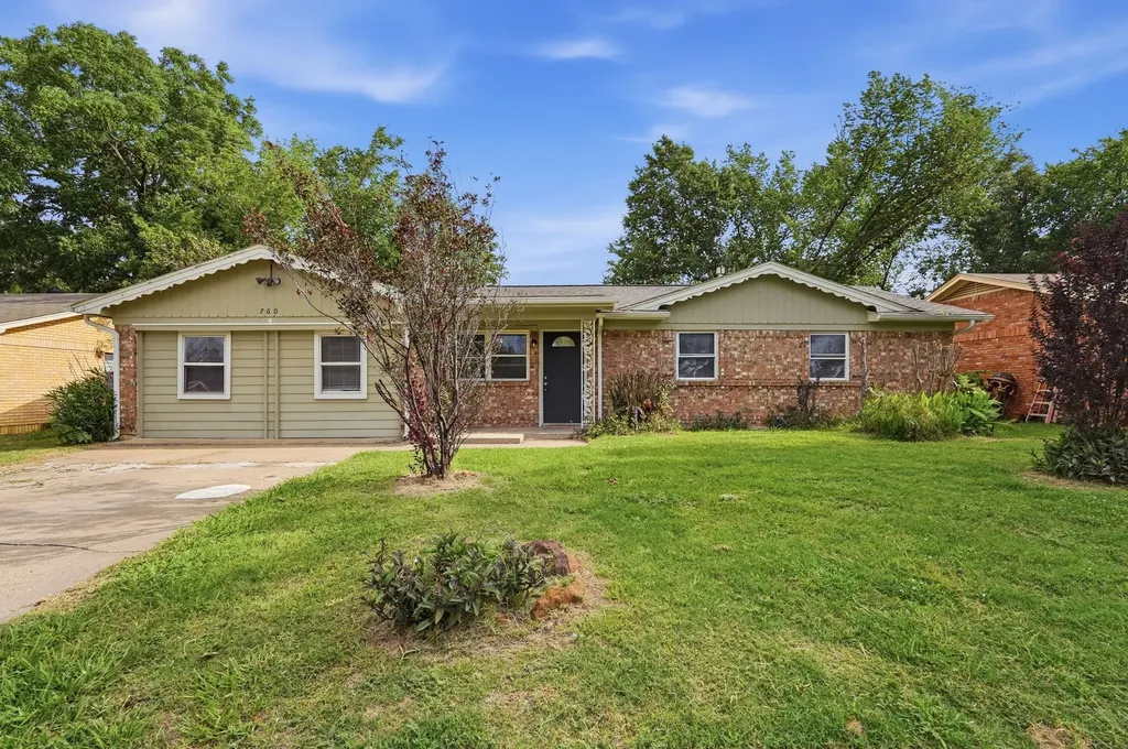 760 Oakwood Avenue Hurst TX 76053