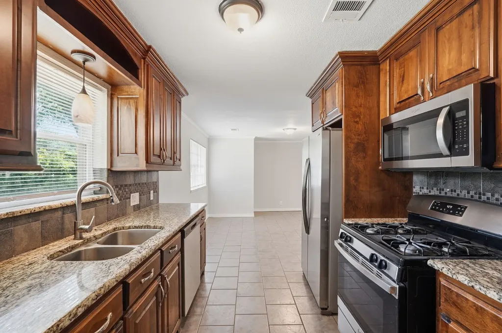 760 Oakwood Avenue Hurst TX 76053