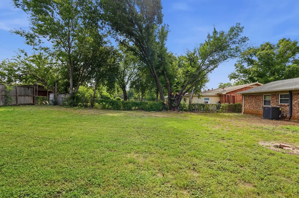 760 Oakwood Avenue Hurst TX 76053