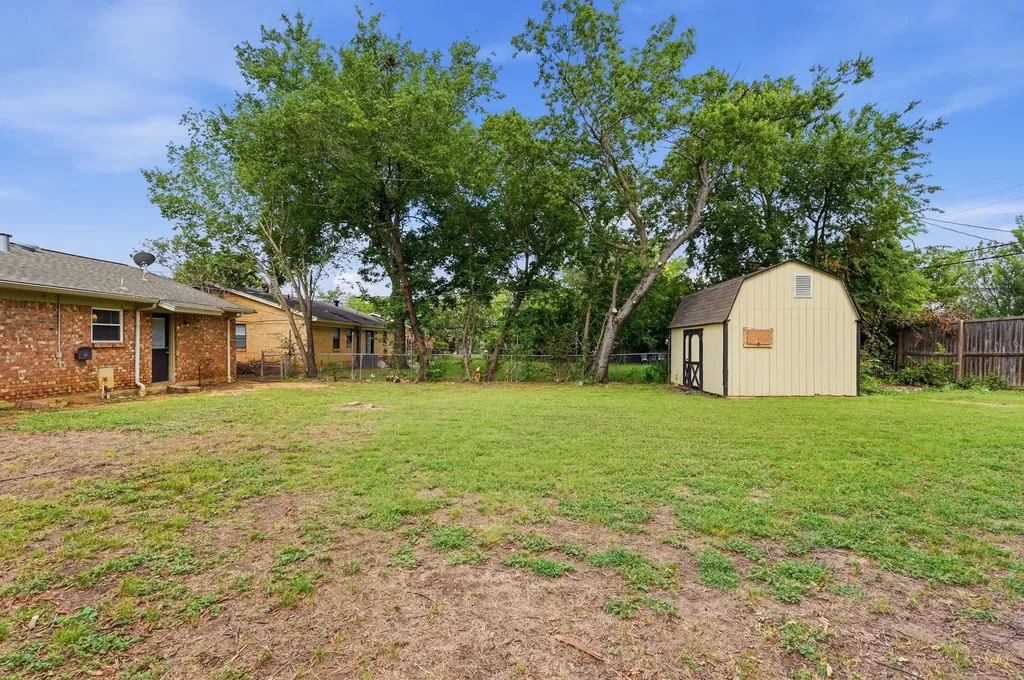 760 Oakwood Avenue Hurst TX 76053