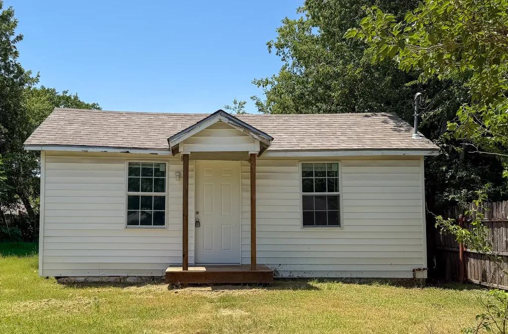 1104 N Mill Street Bowie TX 76230