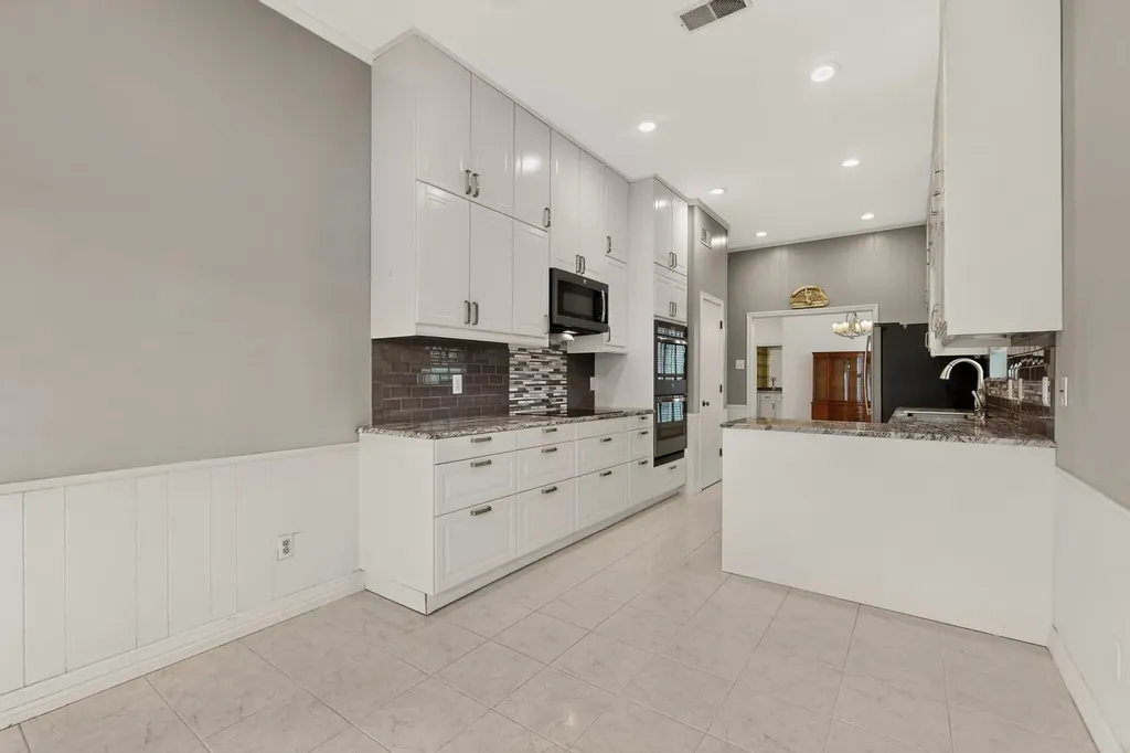 3113 Stonehenge Lane Carrollton TX 75006