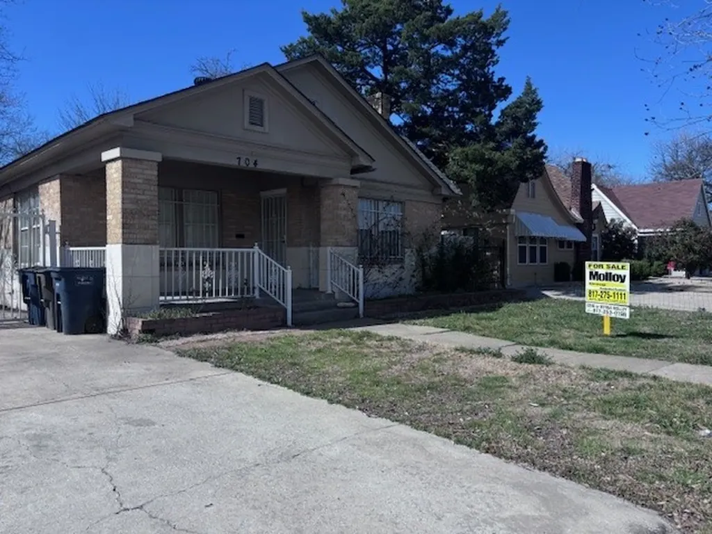704 S Oakland Boulevard Fort Worth TX 76103