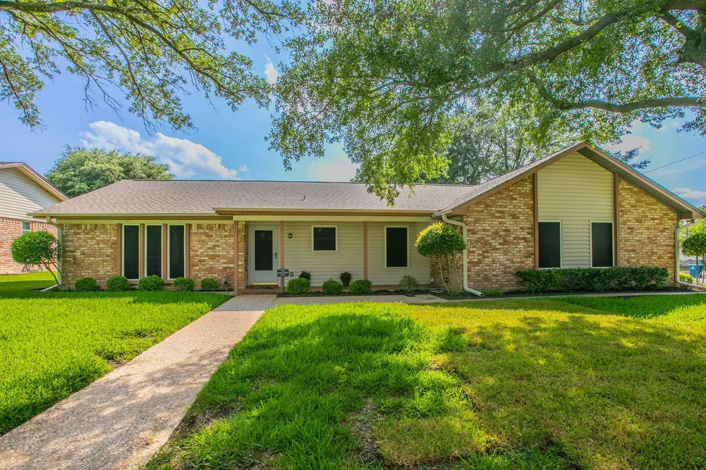 241 Travis Lane Hewitt TX 76643