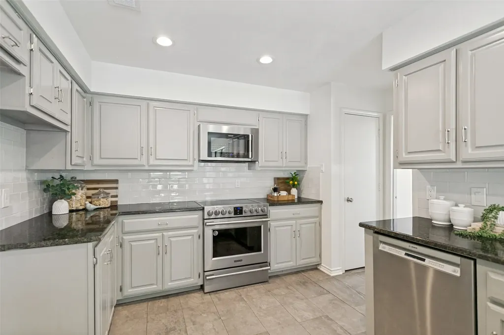 1204 Syracuse Circle Plano TX 75075