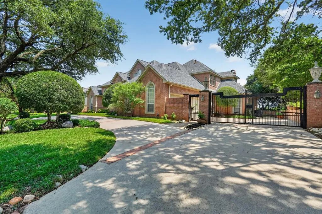 702 Buttermilk Drive Arlington TX 76006