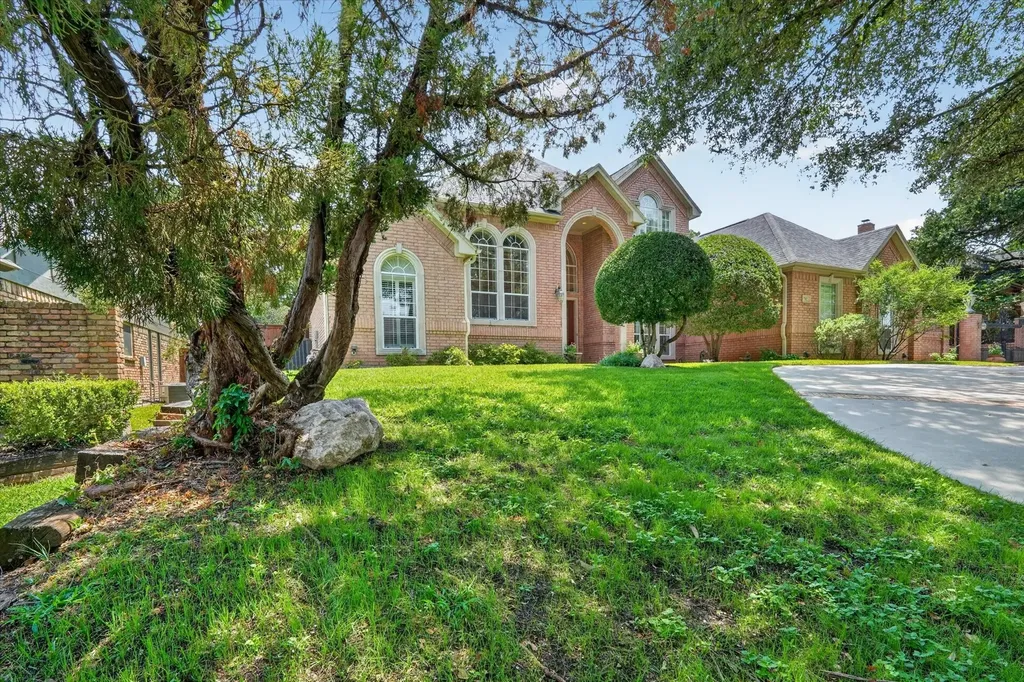 702 Buttermilk Drive Arlington TX 76006